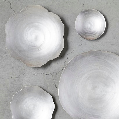 光(新色) 一皿ずつ、銀粉を刷毛塗して焼き付けて製作します。上品な輝きが食卓を引き立てます。