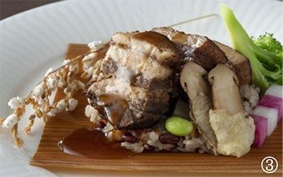 中国料理部門「杉香る黒豚肉の角煮、彩り赤飯とともに」