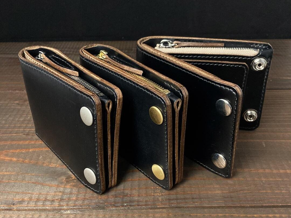 ファスナー付きの黒いレザーの二つ折り財布