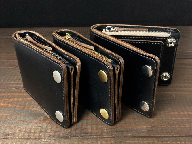 ファスナー付きの黒いレザーの二つ折り財布