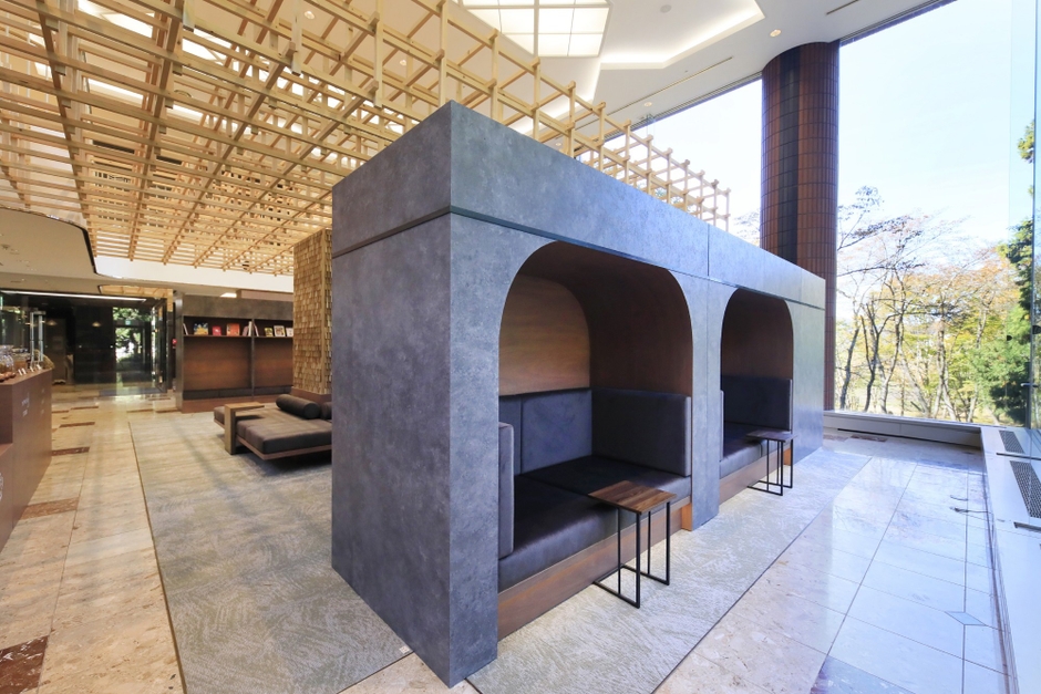 <ラウンジ> 田園を望むラウンジでは、ぽんしゅや新潟発祥の柿の種をお愉しみいただけます。