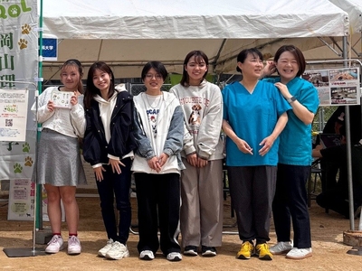 「いきものQOL」のメンバー。右から2人目が古本代表(今年5月のFC今治オープンキャンパスで)