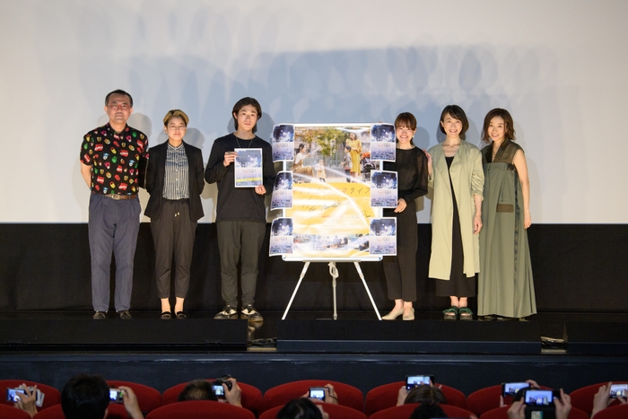 (左から)舞台挨拶に参加した松崎まこと(映画活動家/放送作家)、亀山睦実監督、工藤孝生、夏目志乃、大石菊華、山本真由美