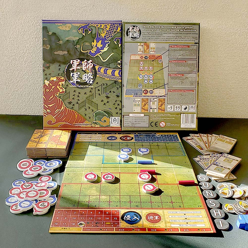 手札カードは約2mmと一般的なボードぐらいの厚みで竹簡風のデザイン(画面左)、金の箔押しパッケージなど