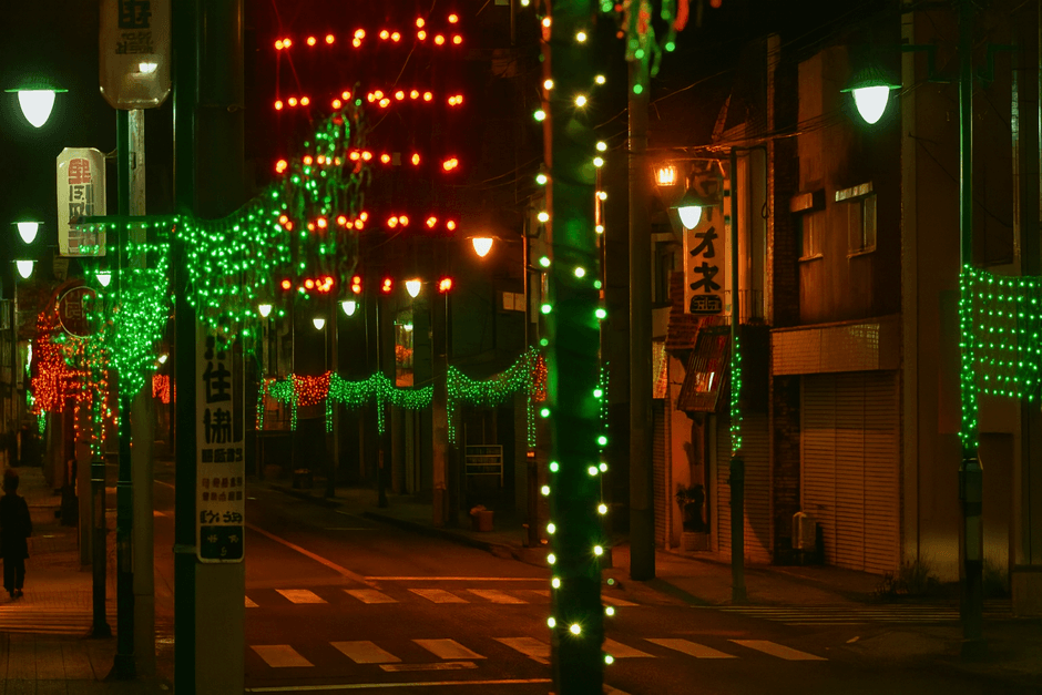 商店街の街路灯をむすぶイルミネーション（イメージ）