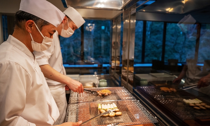 会津地鶏と椎茸、長葱などを炭火焼きで