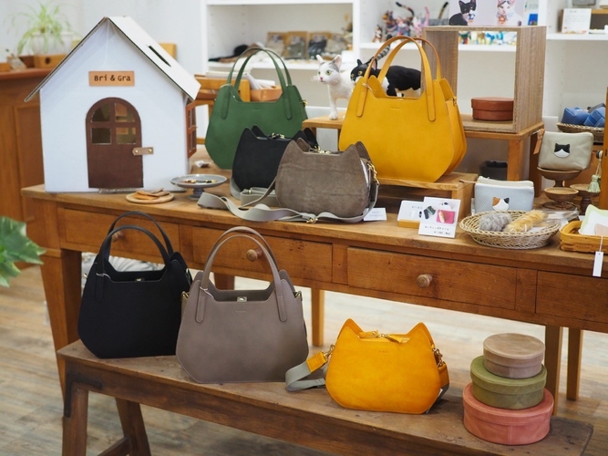 保護猫から生まれた革ブランドbri&graの猫型バッグと店舗ディスプレイ