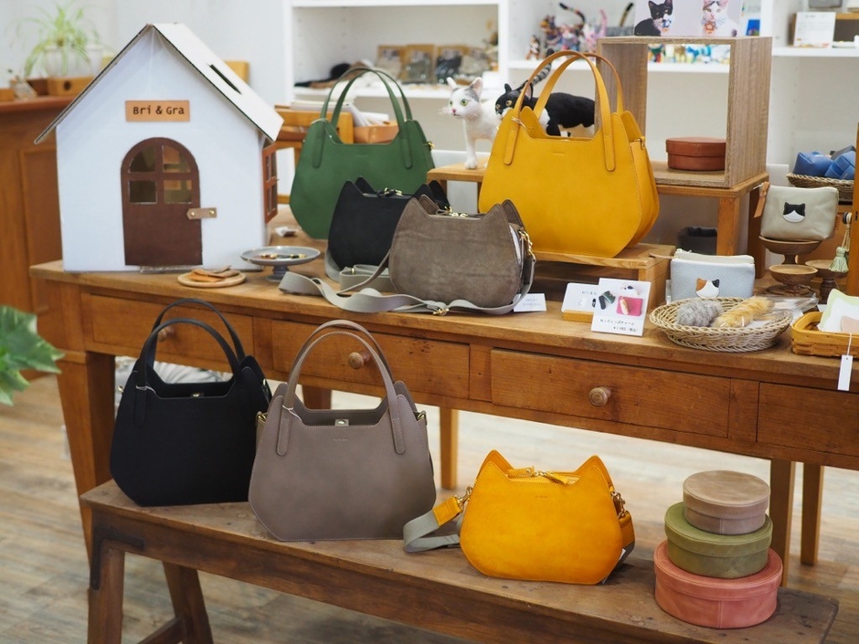 保護猫から生まれた革ブランドbri&graの猫型バッグと店舗ディスプレイ