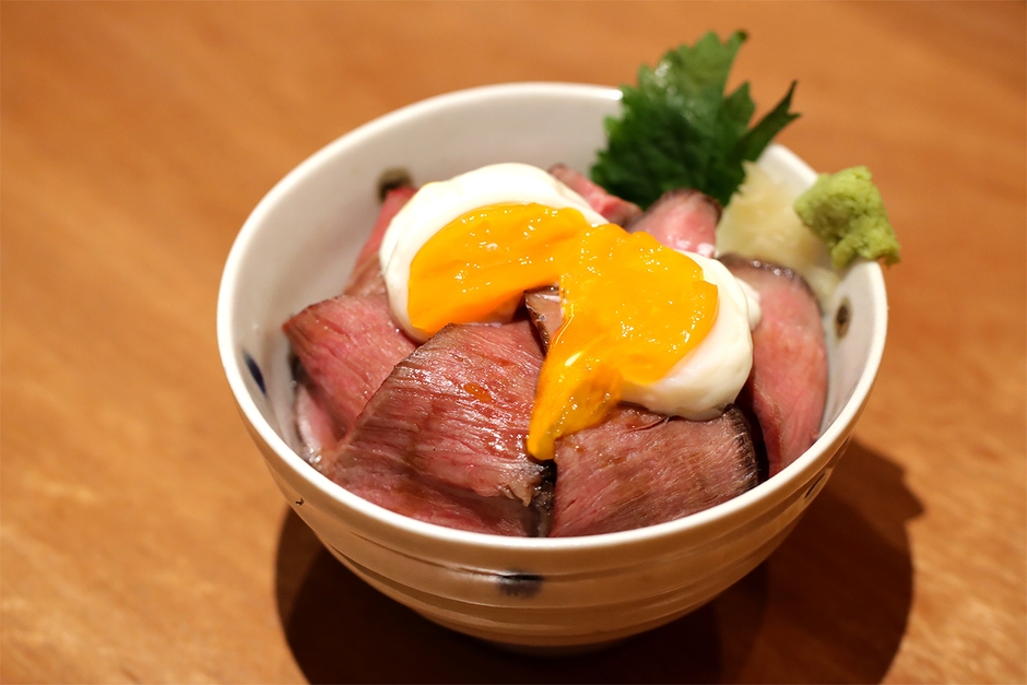 シャリdeローストビーフ丼 温泉たまごのせ