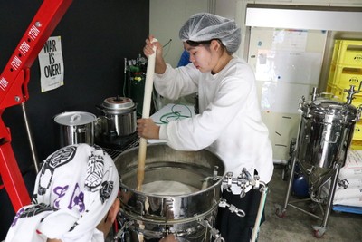 ビールの元となる砕いた麦を低温で糖化中