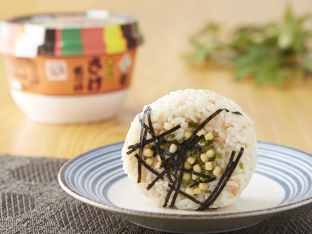 だしの旨味がアクセント！！「永谷園　さけ茶づけ風おむすび」「永谷園　あさげ風わかめむすび」２月２１日（火）から新発売！！