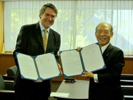 11月11日、協定調印の様子 左:ジョン・フィッツジェラルド氏 右:学長 塩﨑 均