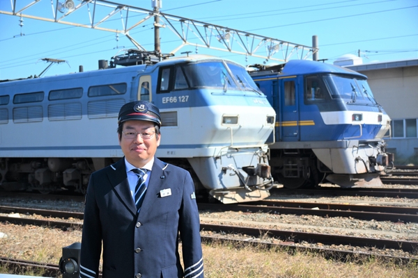 JR貨物の主力機関車がそろう吹田機関区での伊藤さん（2025年10月30日）
