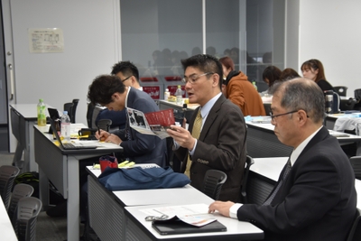 発表ごとの講評を述べる学務センターの伊川正樹センター長(法学部教授)