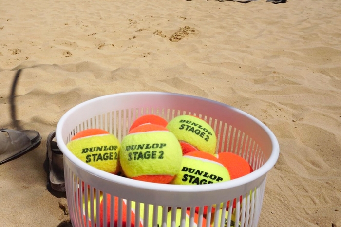 ビーチテニスコートではダンロップのプレイ&ステイ※2用 テニスボール「STAGE 2 ORANGE」が使用された