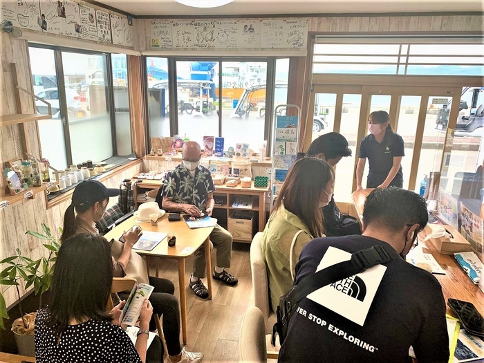 受付案内の様子