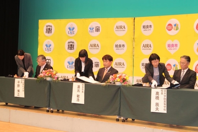 協定書に署名・押印する(左から)平野学長、湯元市長、髙橋校長