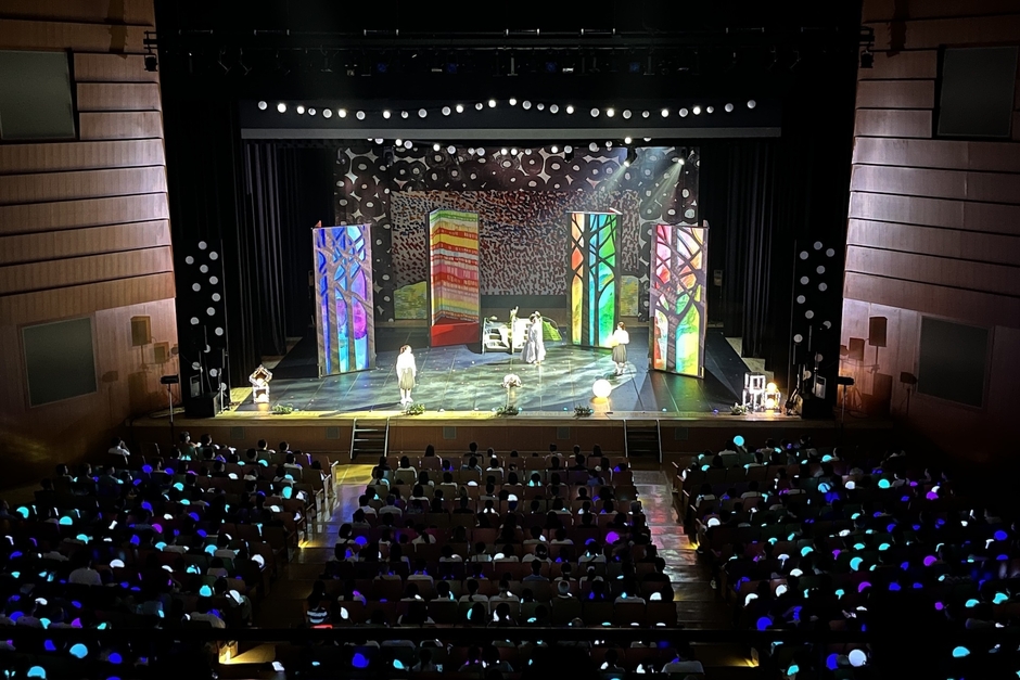 (1)光るボールによる没入型演出