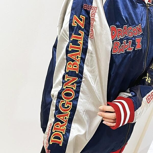 ドラゴンボールの刺繍が至る所にあるコラボスカジャン