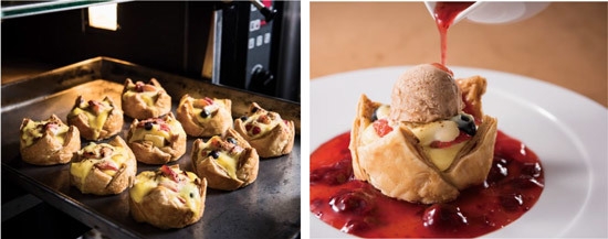 (左)パイの焼きあがりイメージ (右)仕上げにあたたかい苺ソースをかけて