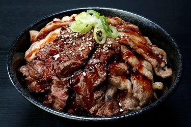 東京3店舗目の肉劇場【湯島肉劇場】オープン記念！ 4月26日(金)・27日(土)2日間限定　 湯島肉劇場と池袋肉劇場の2店舗にて 肉劇場　感謝感「劇」全商品半額キャンペーン