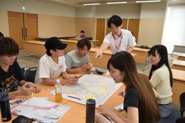 逃げ地図づくりでアドバイスする損保ジャパンの社員