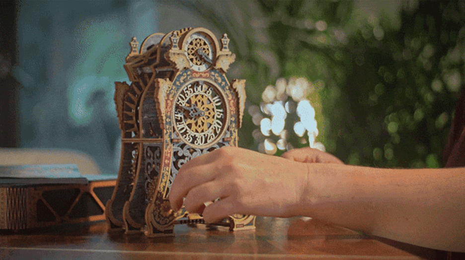 ゼンマイを巻き時を動かす