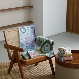 多彩な花柄を美しく表現、多色ジャガード技術を生かした 今治タオル「モニ」シリーズからハンドタオルが登場！