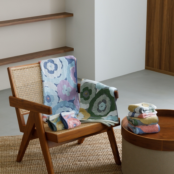 モニ　やわらかな花柄の今治タオル