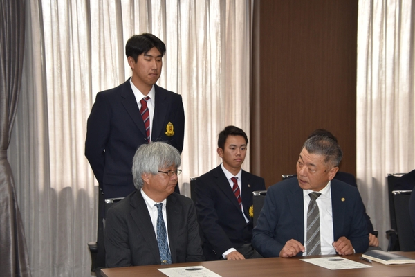 王座決定戦で好投し、安江監督から紹介された池田翔紀投手（経済学部４年）