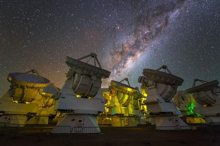 宇宙を望むアルマ望遠鏡　(C)Y. Beletsky (LCO)／ESO