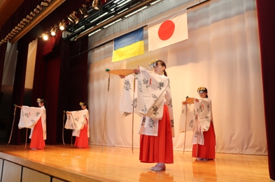 本校・古典芸能部による雅楽舞「浦安の舞」