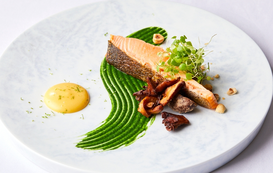 山梨県産富士の介のポワレ　栗とクレソン