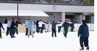 近畿大学附属豊岡中学校が1年生対象の「スケート実習」を実施　地元のリンクで行う伝統ある体験実習