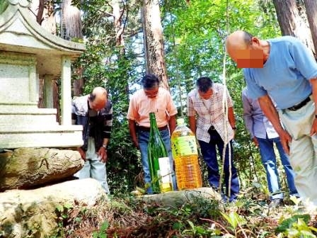 お清めの御酒をお供えします