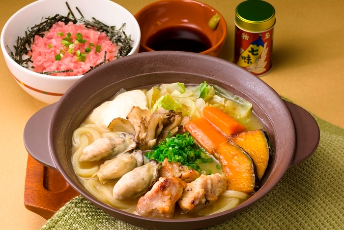 瀬戸内産牡蠣と舞茸の味噌ちゃんこ鍋(半玉うどん入り)八幡屋礒五郎の七味添え