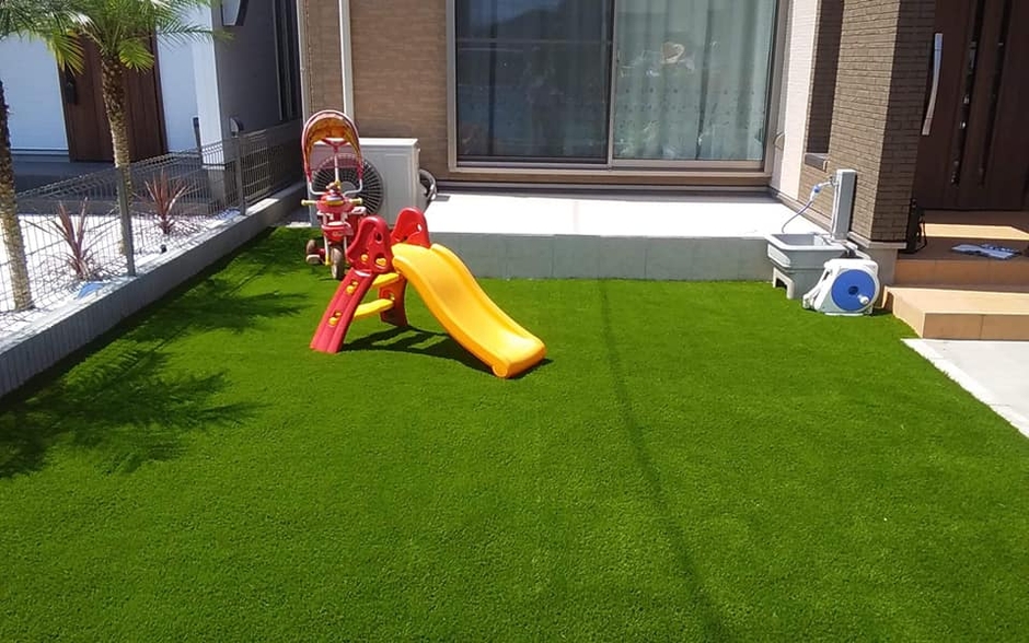 子供が裸足で走り回れる安全な庭