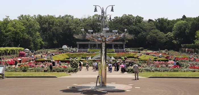 「ばら園ガイドツアー」集合場所:カリヨン広場