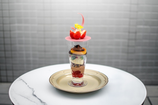 オランジュと春苺のショコラパフェ