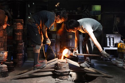 7、南部鉄器製作工程 鋳造 photo koji Sugawara