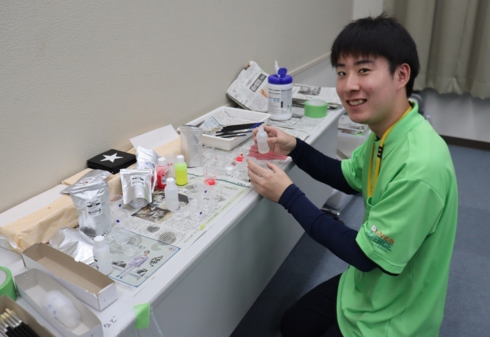 「光のひみつ」で実験材料の準備をする片山学生スタッフ会会長