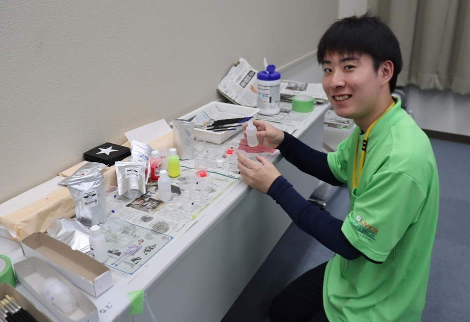 「光のひみつ」で実験材料の準備をする片山学生スタッフ会会長