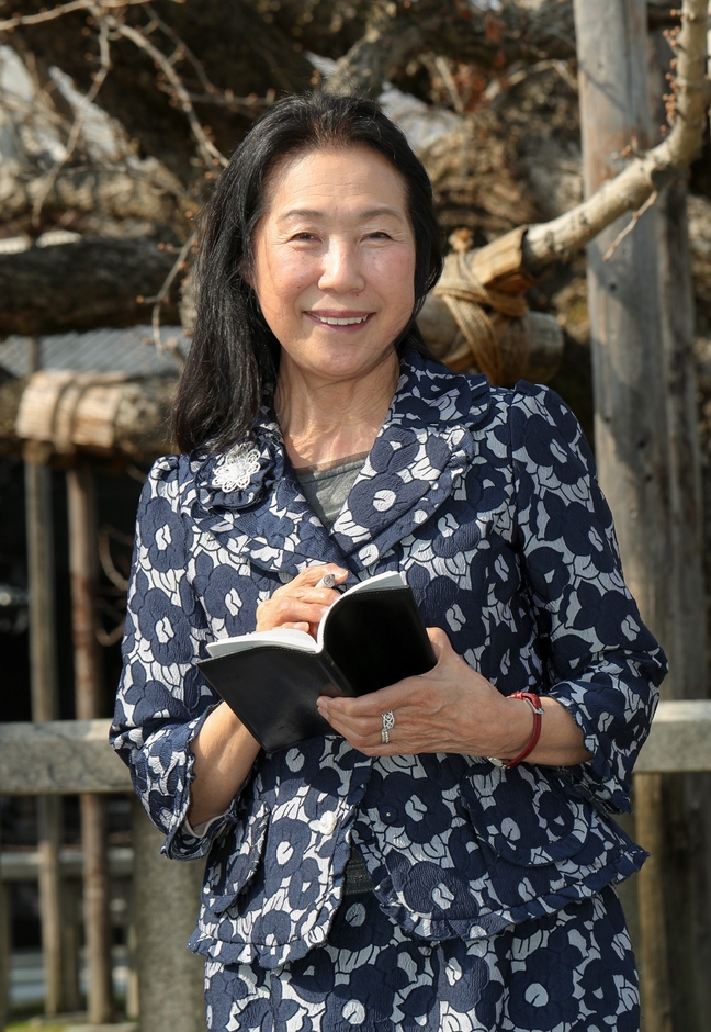 文学部教授 井上 弘美