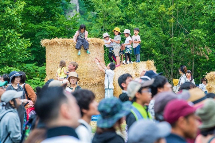 子ども達も牧草ロールで楽しむなどアクティビティも満載です