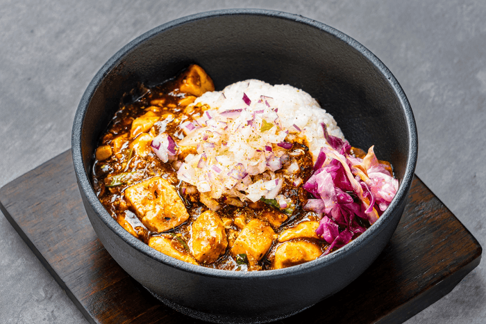 鉄鍋直焼の麻婆豆腐丼