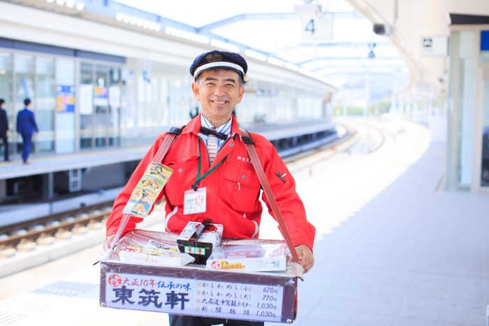 駅立ち売り員 小南英之さん