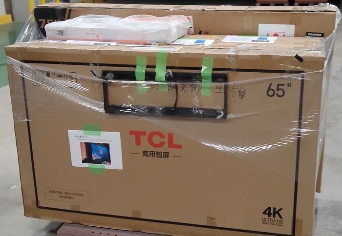 寄贈品実物(大型モニター4台)