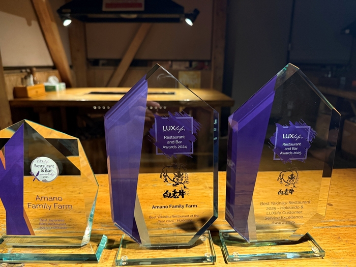 2023・2024・2025年受賞トロフィー