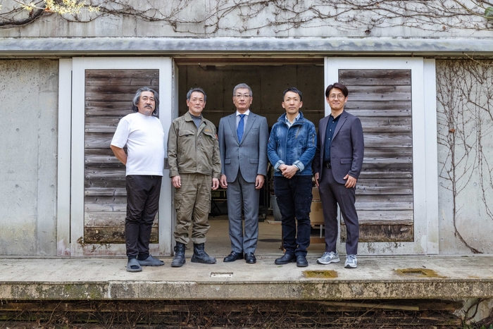 ロジェクトメンバー（右から） ブルーファーム株式会社 代表取締役 早坂正年、株式会社あいホーム 代表取締役 伊藤謙、株式会社宮城衛生環境公社 専務取締役 渡邊博康、株式会社丹野林業建設 丹野浩三、海馬ガラス工房 代表村山耕二