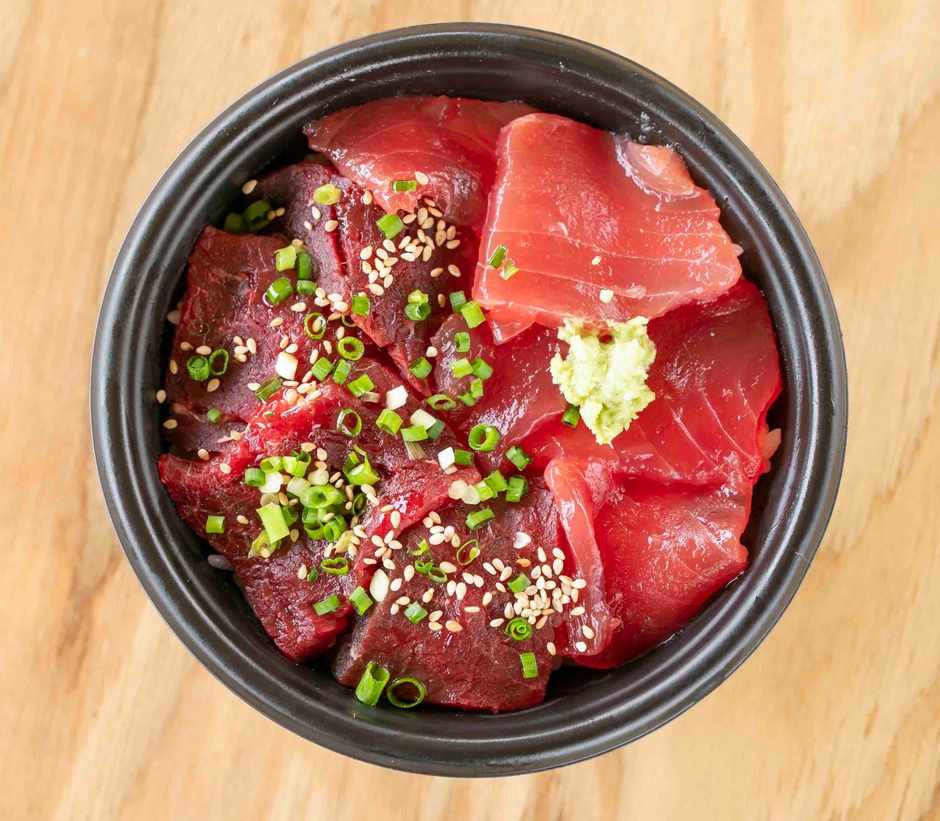 くじらとまぐろ丼　1,180円(税抜)